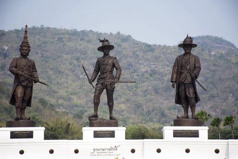 Bronze Statues Seven Thai Kings Rajabhakti Park Prachuap Khiri Khan Thailand Thai People Foreigners Travelers Walking 124905017